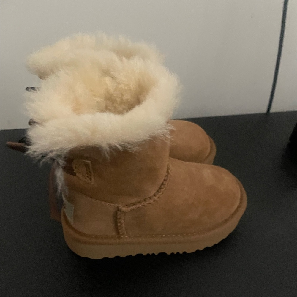 Bailey Bow Uggs Toddler - Picture 4 of 4